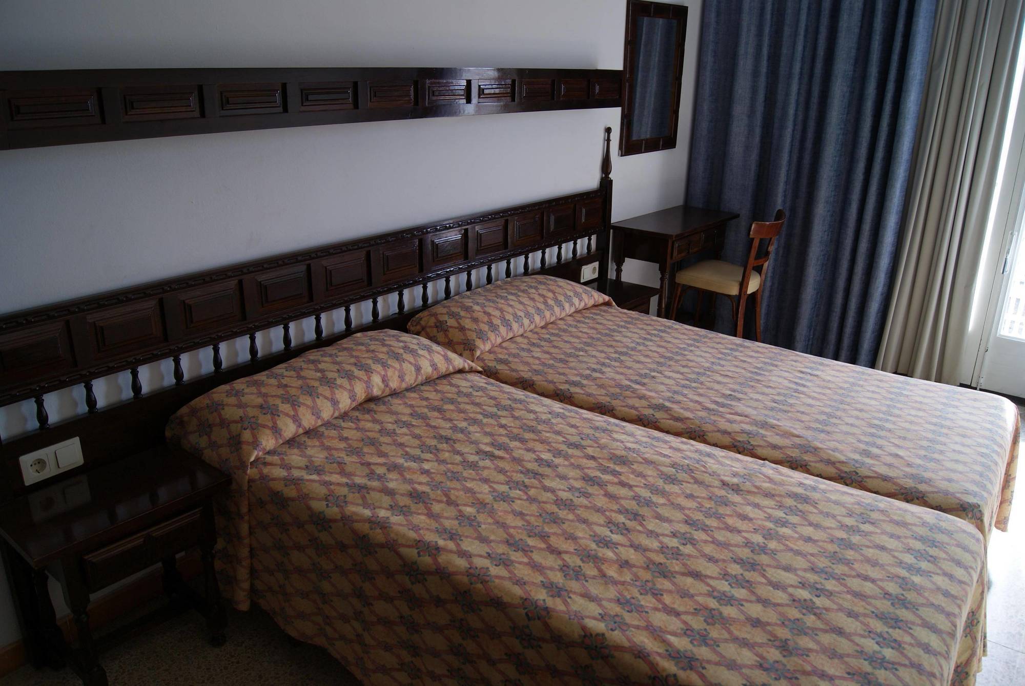 Hotel Checkin Montpalau Pineda de Mar Bagian luar foto